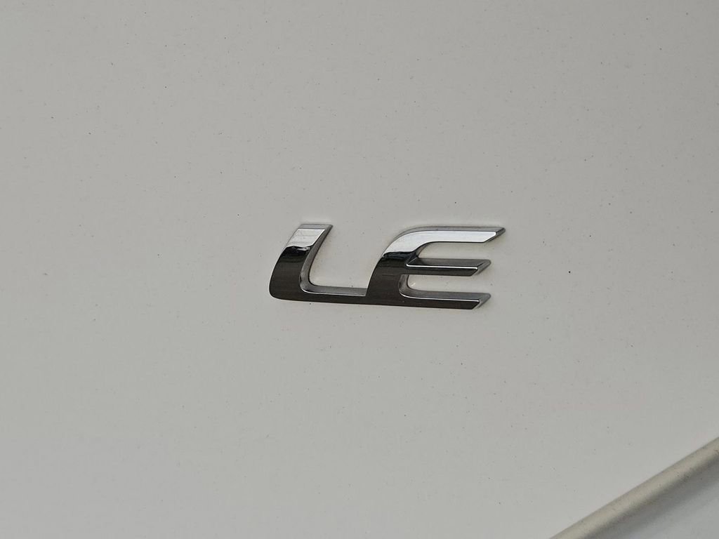 Used 2017 Toyota Corolla LE FWD image 8