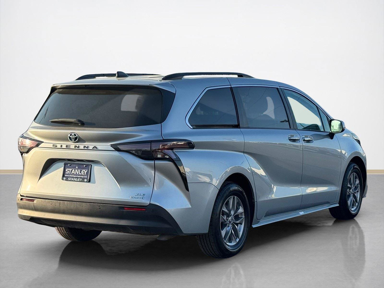 Used 2024 Toyota Sienna XLE FWD image 8