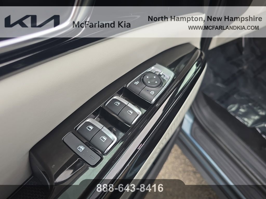 Used 2023 Kia Carnival EX image 13