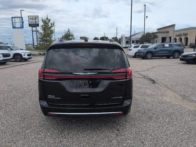 Used 2023 Chrysler Pacifica Limited FWD image 18