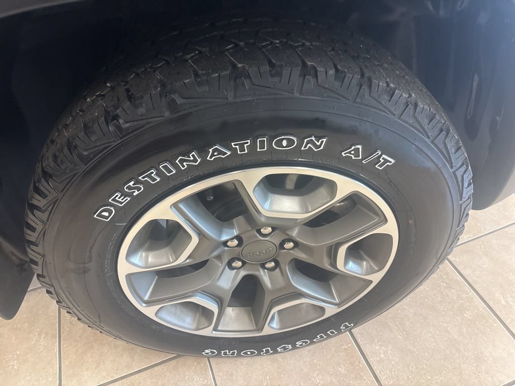 Used 2022 Jeep Cherokee Trailhawk AWD/4WD image 32