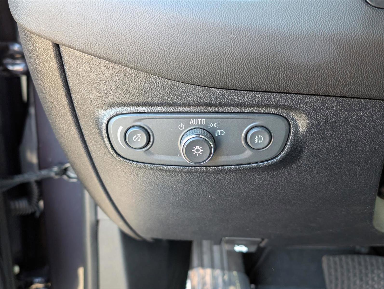 Used 2018 Chevrolet Equinox Premier image 21