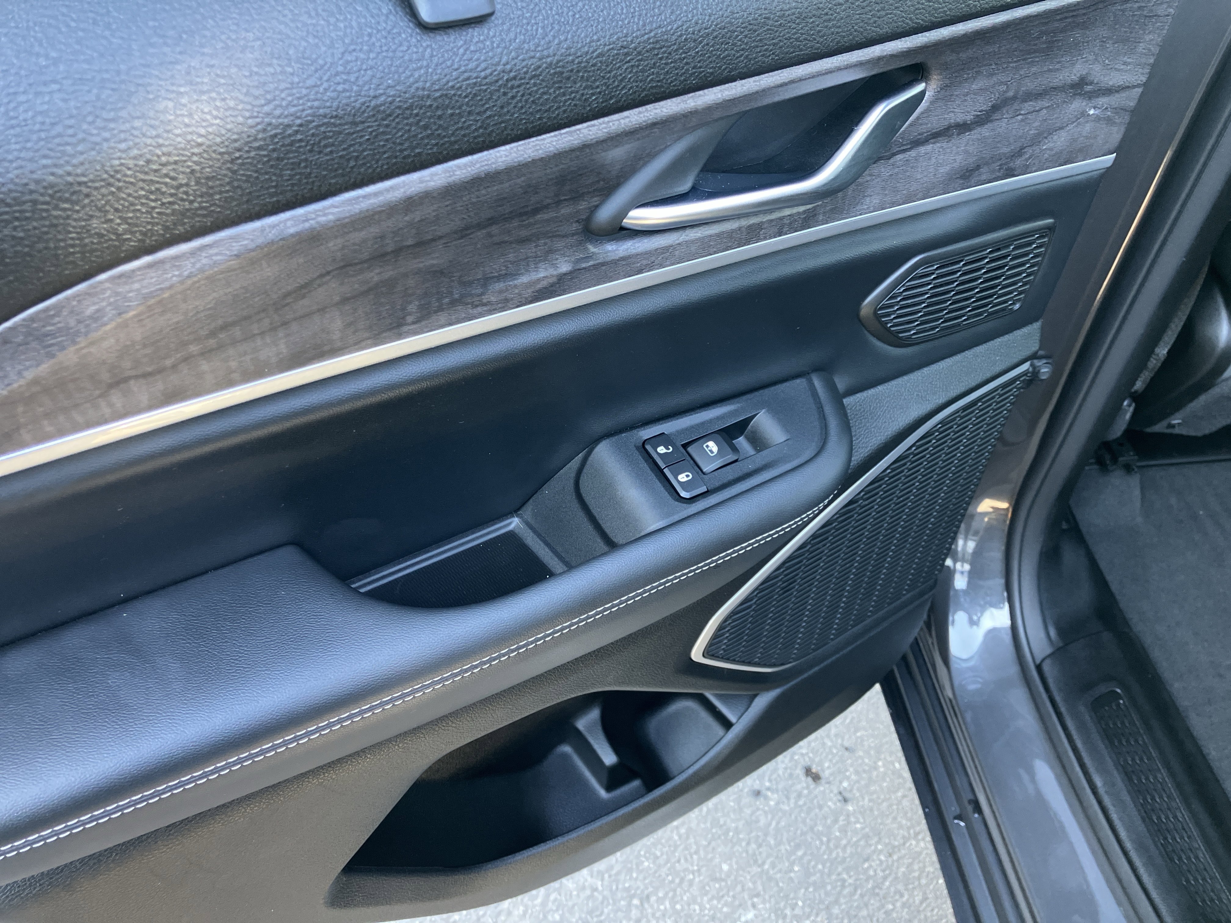 Used 2022 Jeep Grand Cherokee Limited w/ Luxury Tech Group II image 15