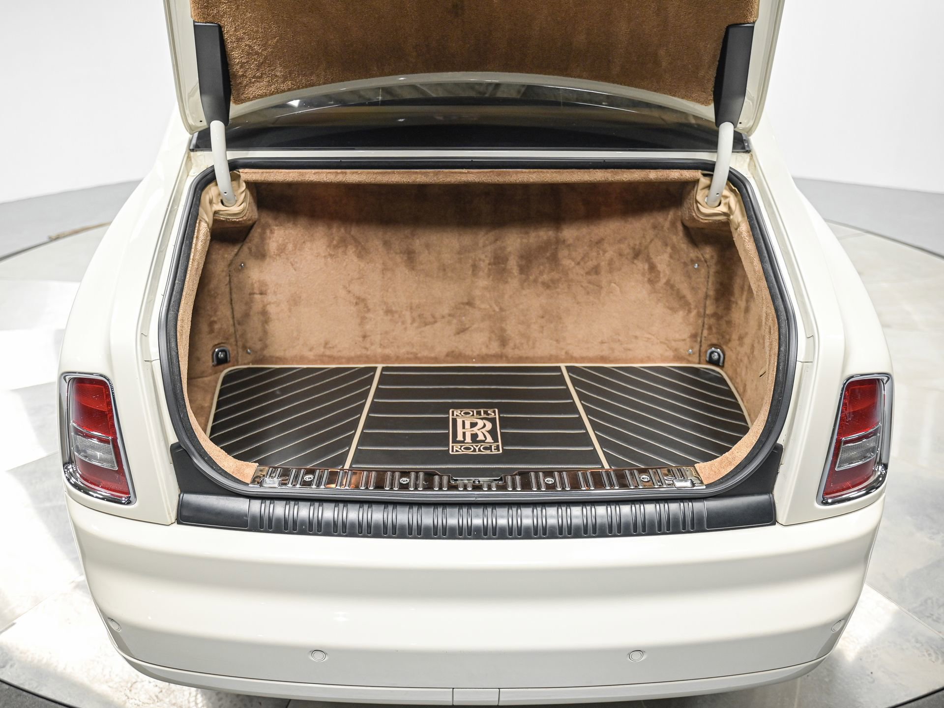 Used 2004 Rolls-Royce Phantom Sedan image 7