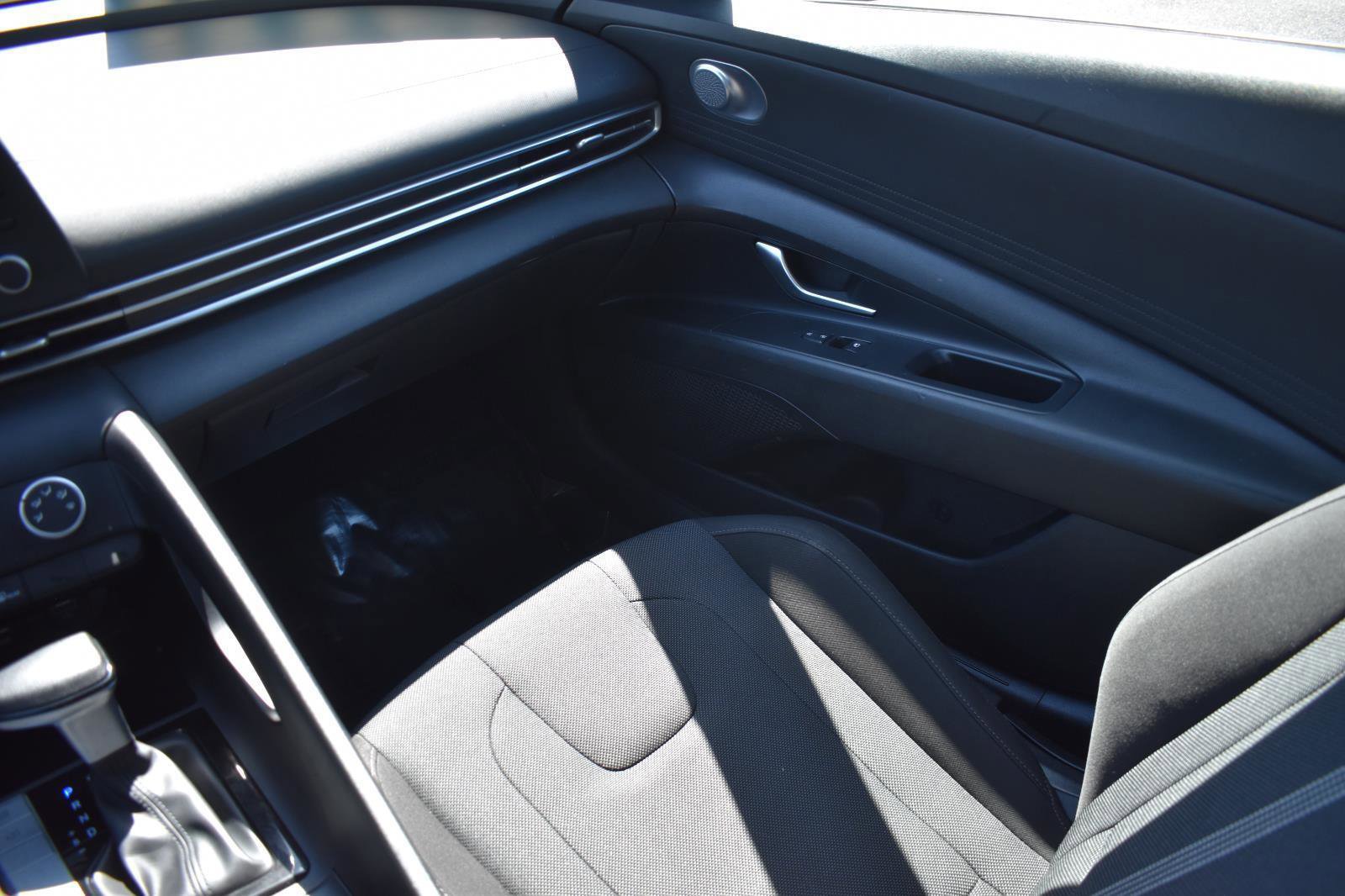 Used 2021 Hyundai Elantra SE image 19