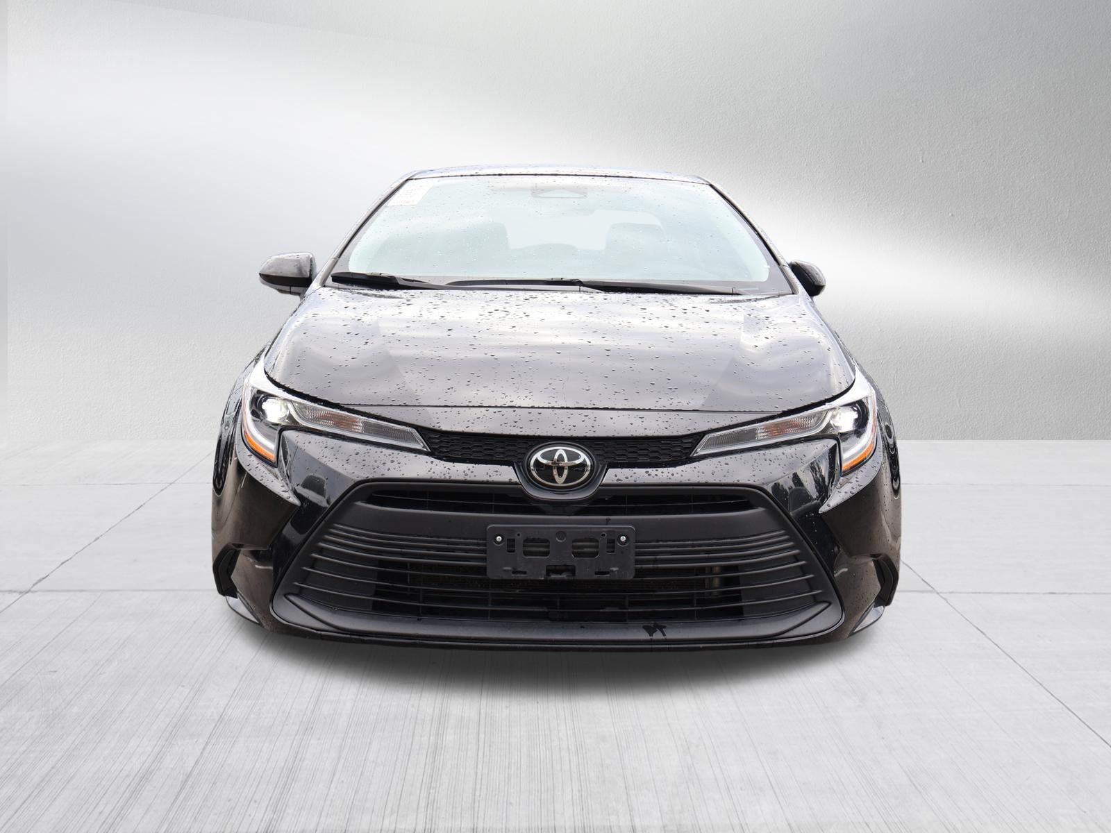 Used 2025 Toyota Corolla LE FWD image 2