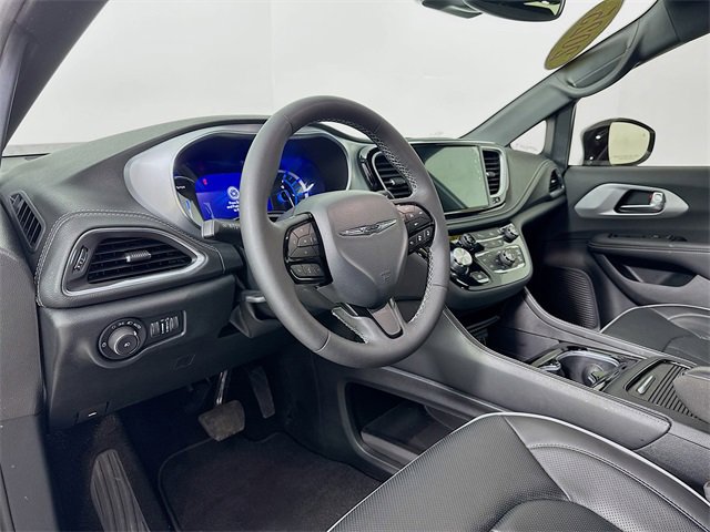 Used 2025 Chrysler Pacifica Premium image 9