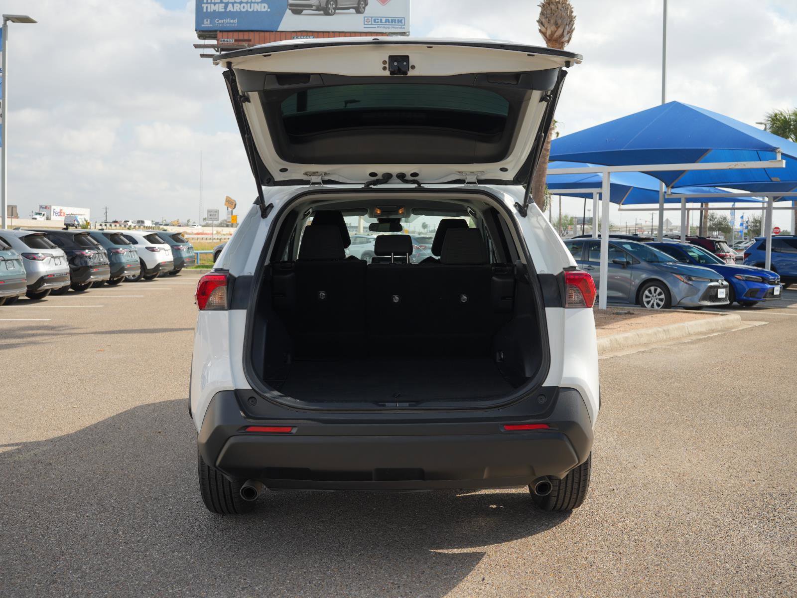 Used 2021 Toyota RAV4 LE image 7