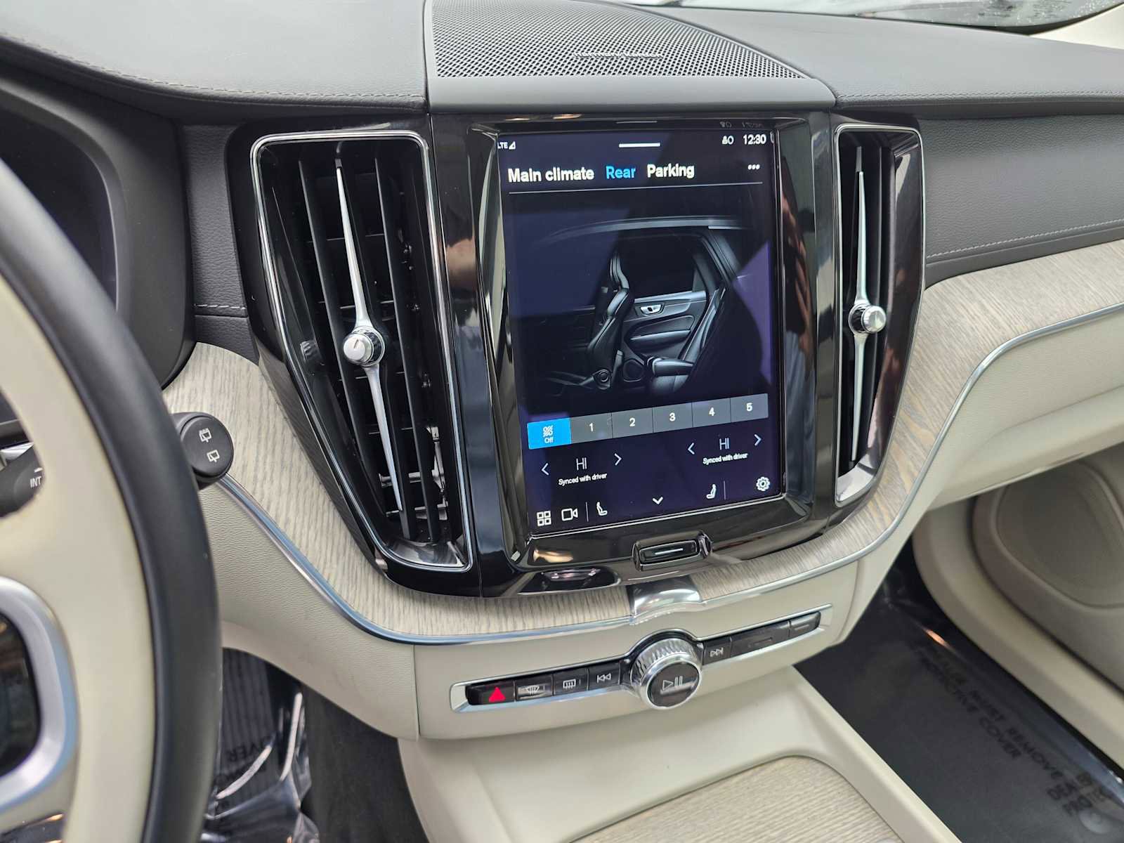 Certified 2023 Volvo XC60 B5 Ultimate w/ Climate Package image 28