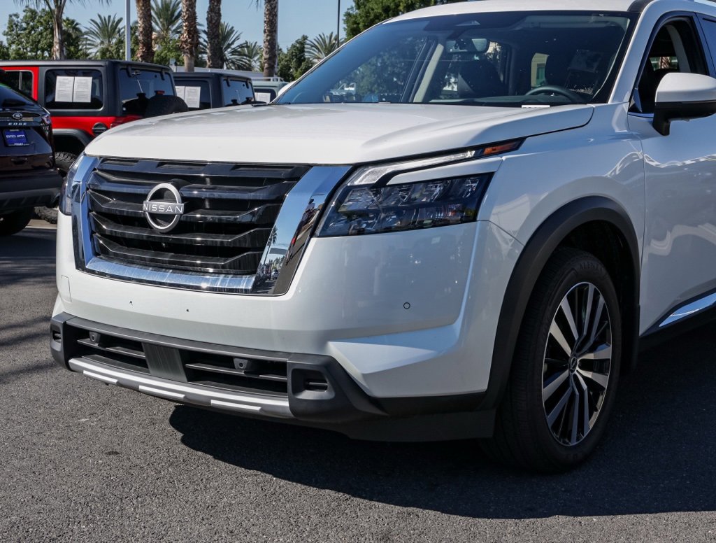 Used 2025 Nissan Pathfinder Platinum w/ Cargo Package image 11
