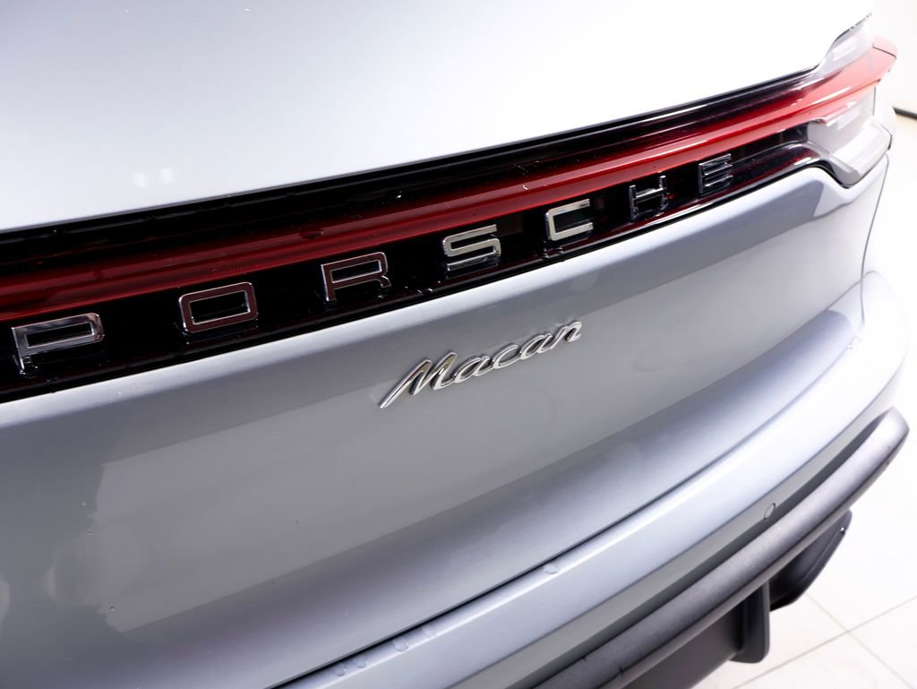 Certified 2025 Porsche Macan AWD/4WD image 21