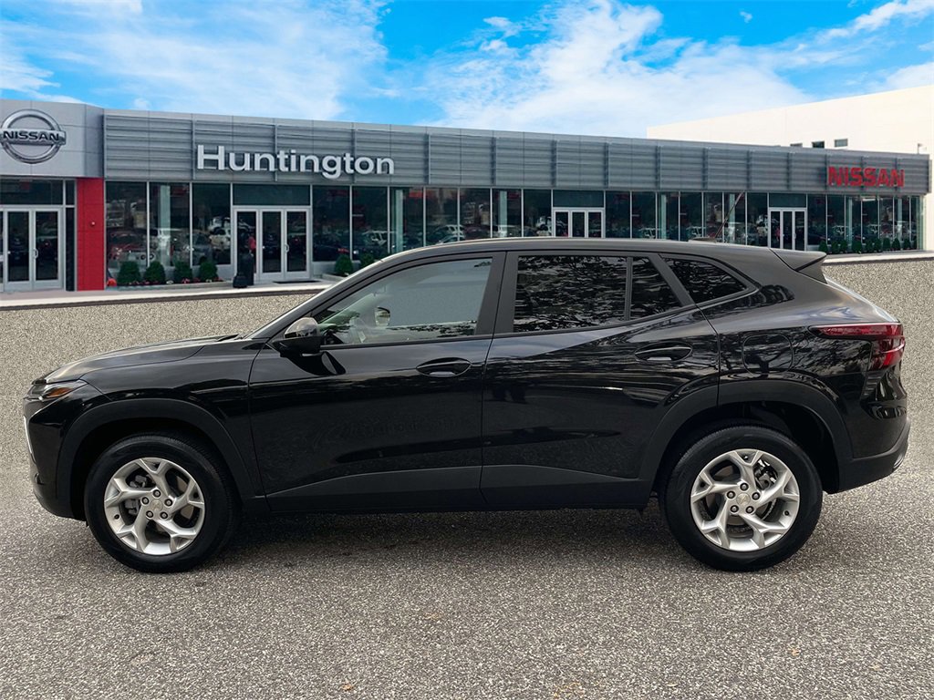 Used 2025 Chevrolet Trax LS w/ LS Convenience Package image 9