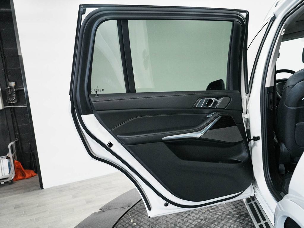 Used 2025 BMW X7 xDrive40i AWD/4WD image 14