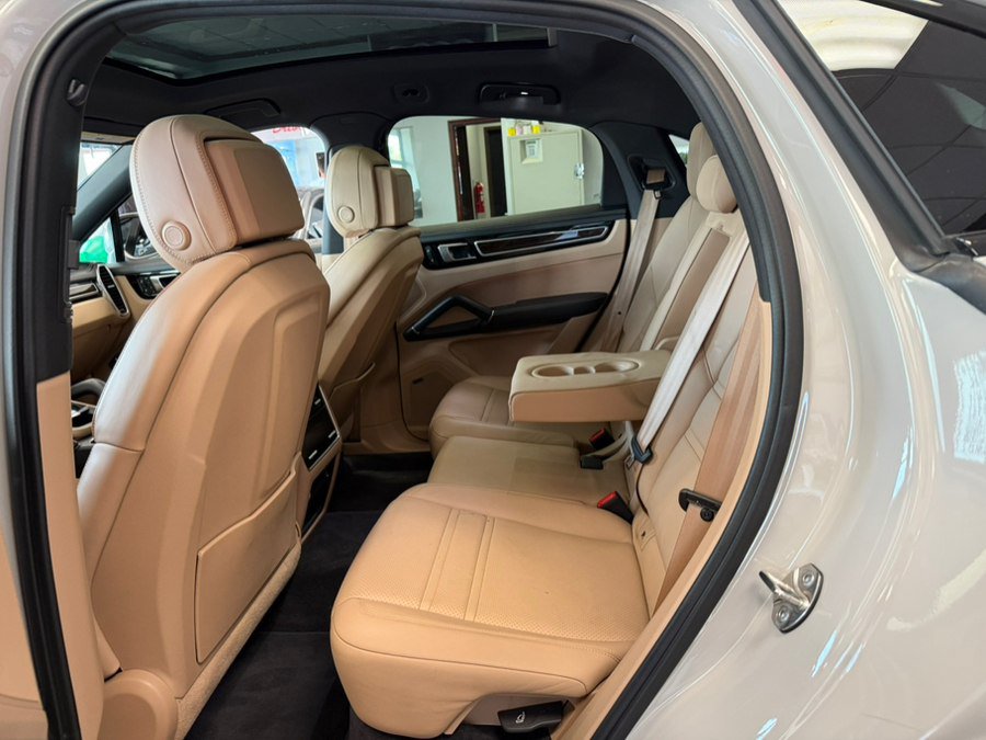 Used 2023 Porsche Cayenne Platinum Edition AWD/4WD image 29