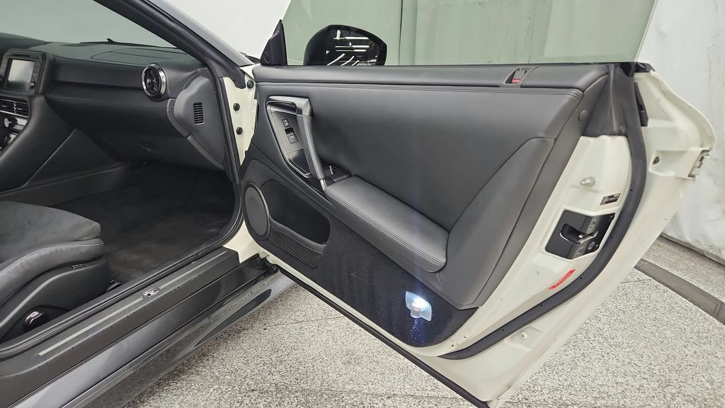 Used 2019 Nissan GT-R AWD/4WD image 85
