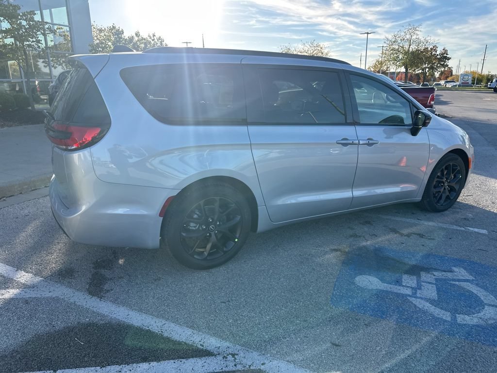 New 2026 Chrysler Pacifica Select FWD image 34
