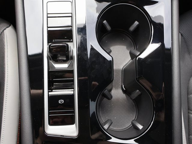Used 2025 Volkswagen Atlas Peak Edition SE AWD/4WD image 24