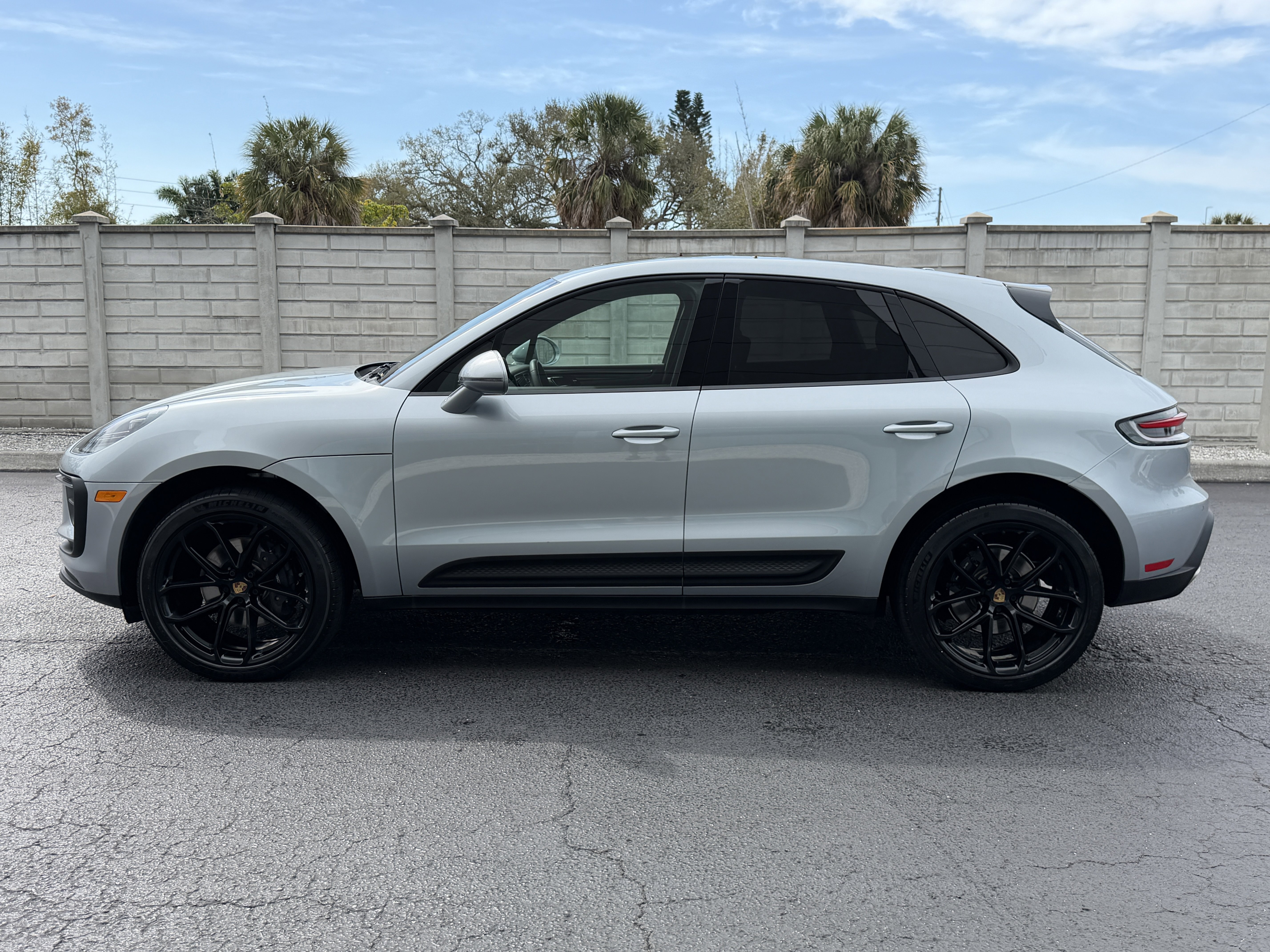 Certified 2022 Porsche Macan image 2