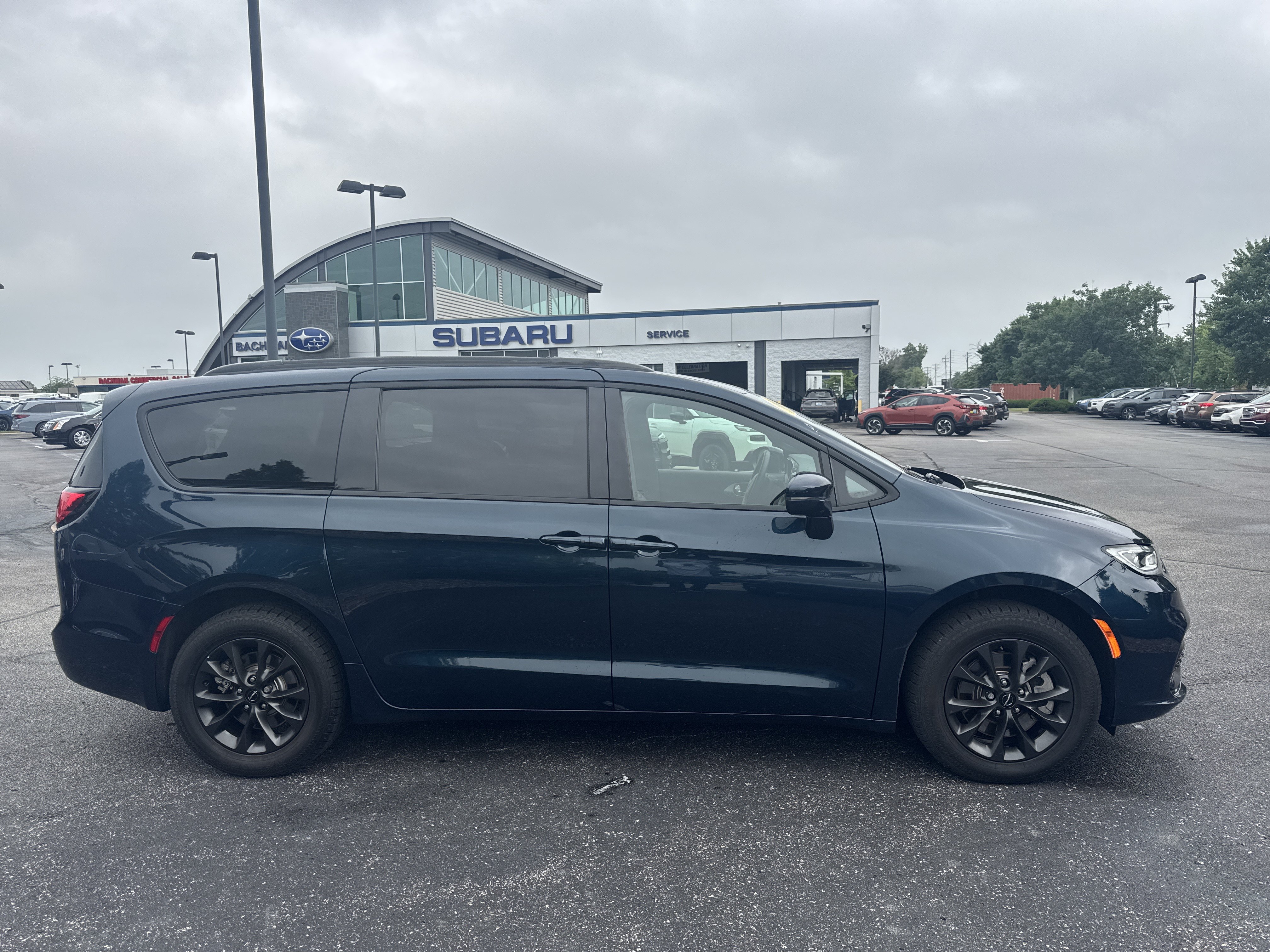 Used 2022 Chrysler Pacifica Touring-L w/ S Appearance Package AWD/4WD image 2