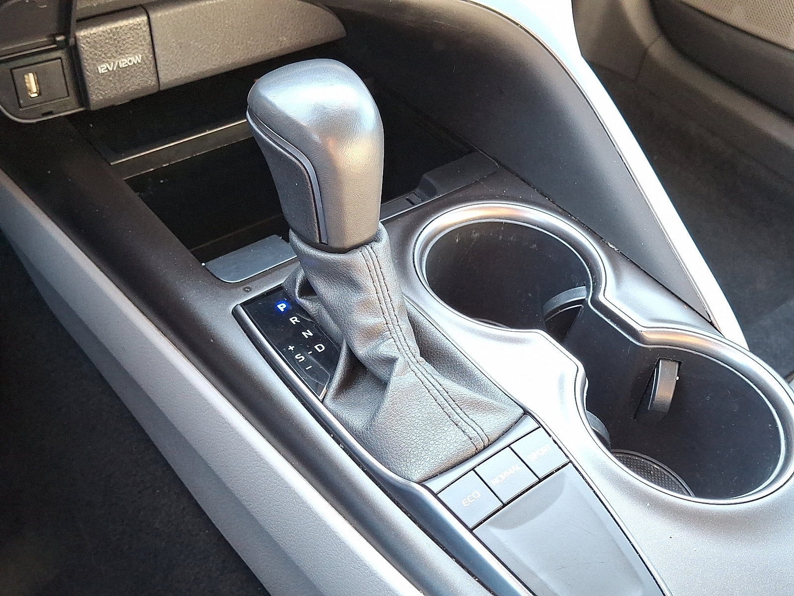 Used 2024 Toyota Camry SE image 16