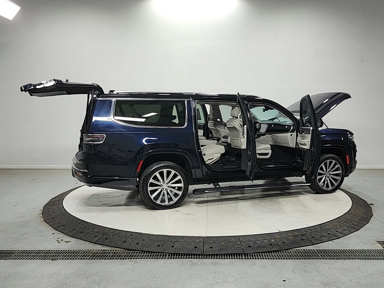 Used 2023 Jeep Grand Wagoneer L Series II w/ Convenience Group III AWD/4WD image 22
