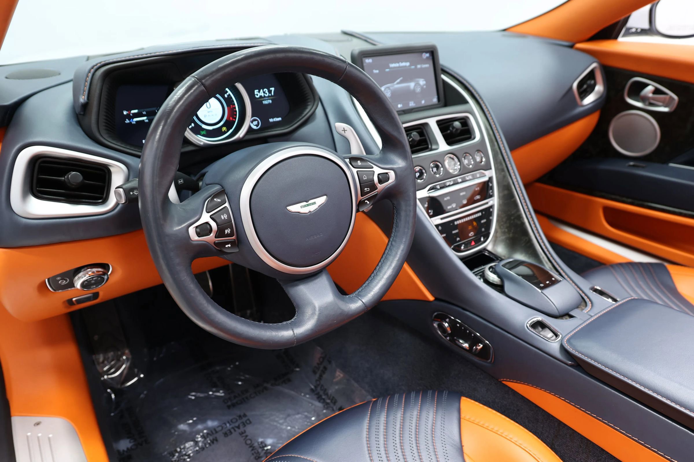 Used 2019 Aston Martin DB11 Volante RWD image 2
