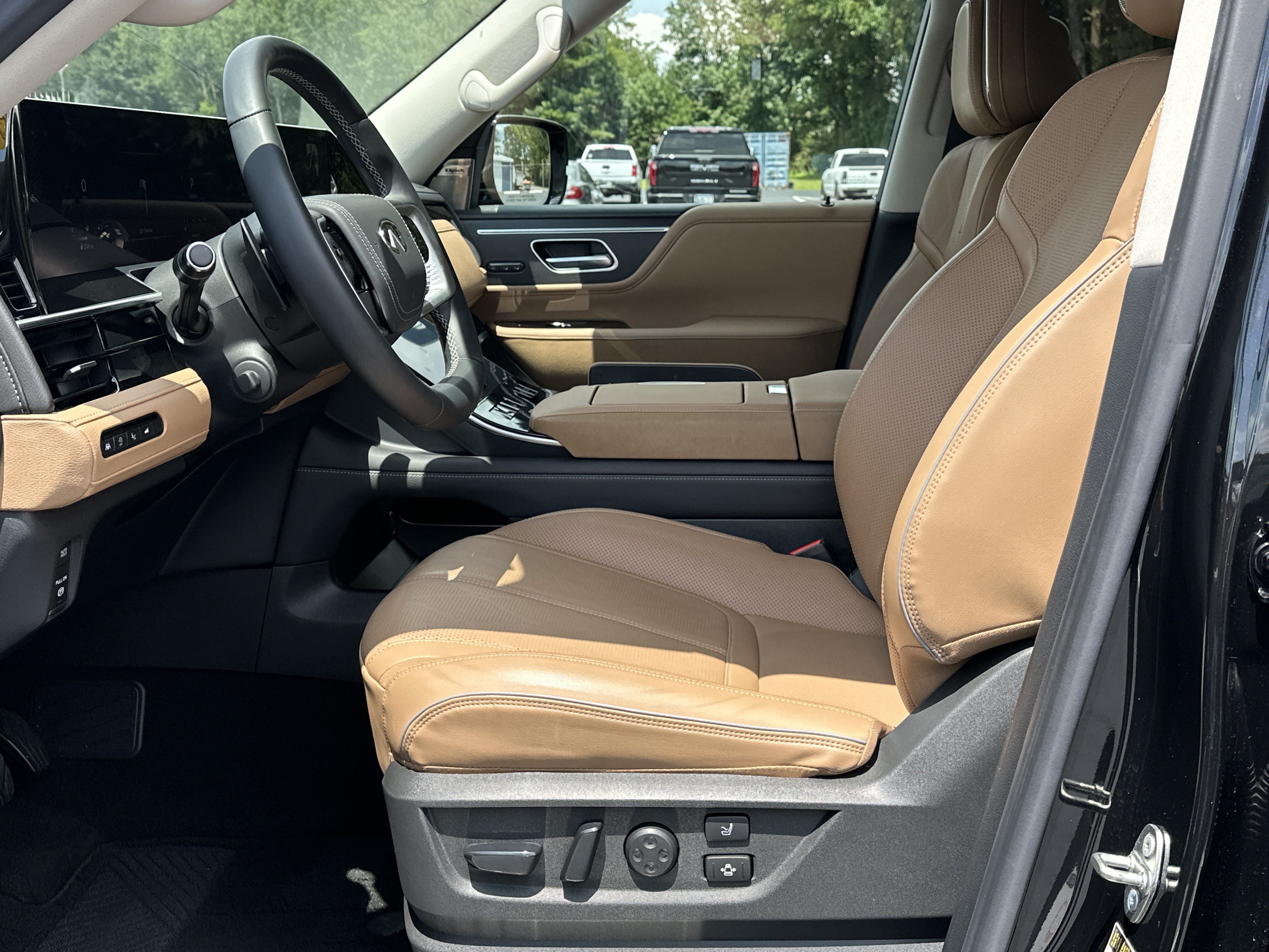 Used 2025 INFINITI QX80 Sensory AWD/4WD image 9