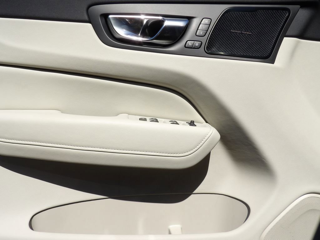 Certified 2022 Volvo XC60 B6 Inscription w/ Advanced Package image 9