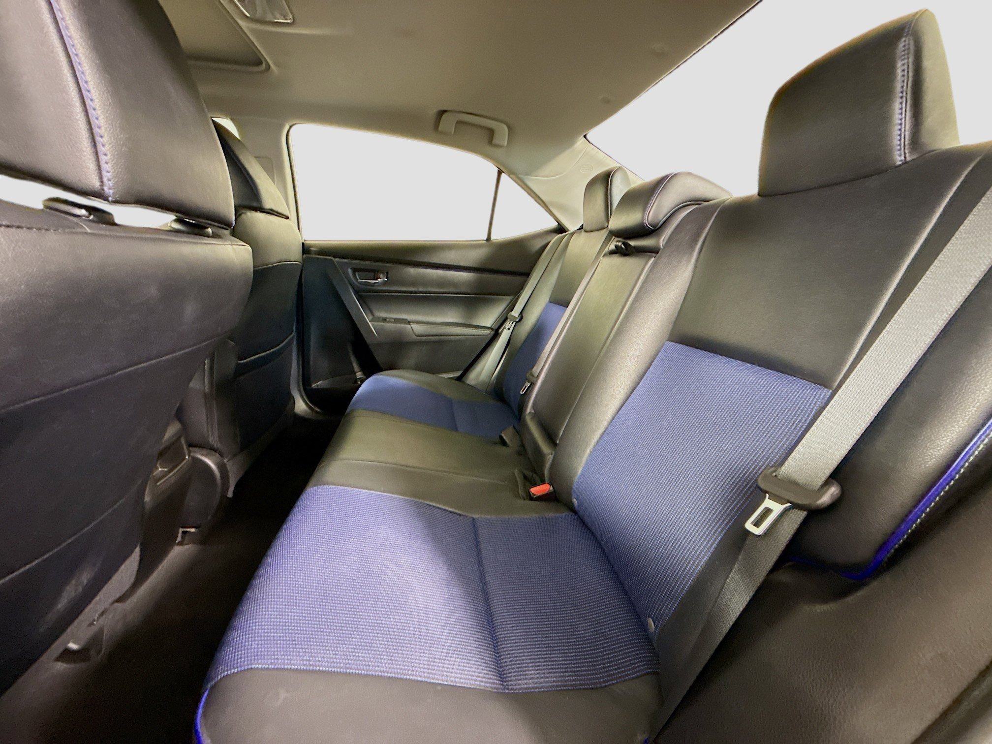 Used 2018 Toyota Corolla SE w/ SE Premium Package FWD image 25