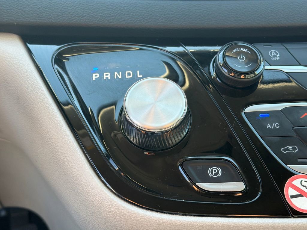 Used 2024 Chrysler Pacifica Touring-L FWD image 30