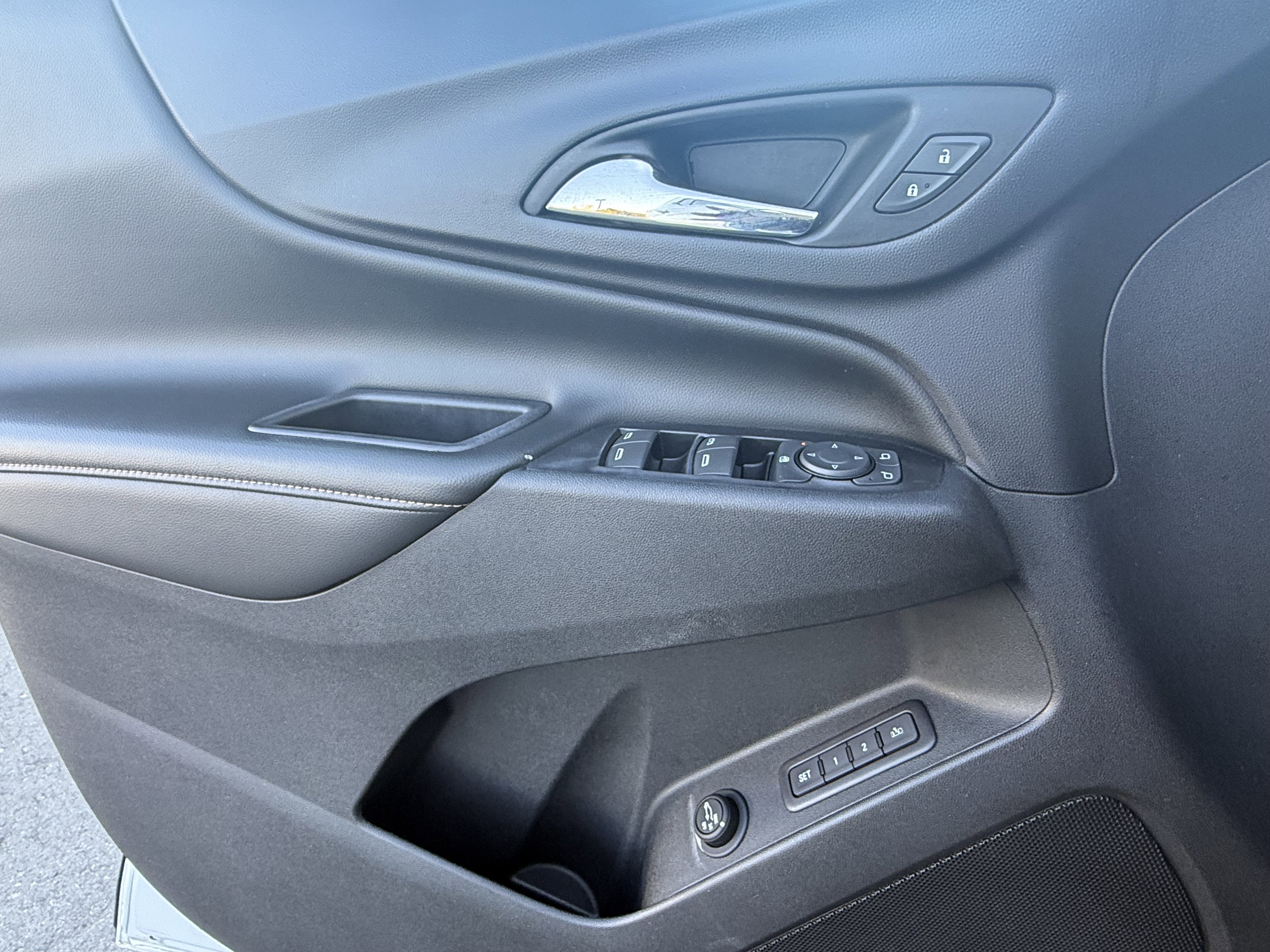 Used 2018 Chevrolet Equinox Premier image 12