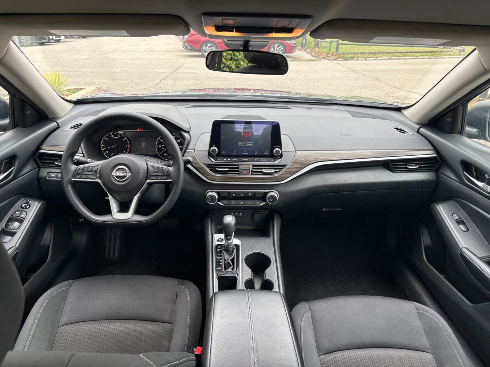 Used 2025 Nissan Altima 2.5 SV FWD image 33
