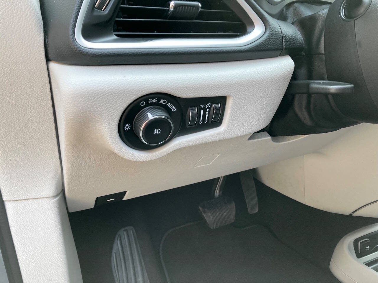 Used 2023 Chrysler Pacifica Touring-L FWD image 36