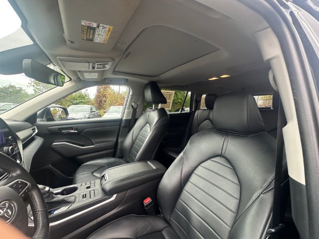 Used 2023 Toyota Highlander XLE AWD/4WD image 39