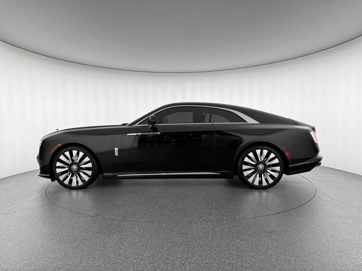Used 2024 Rolls-Royce Spectre image 3