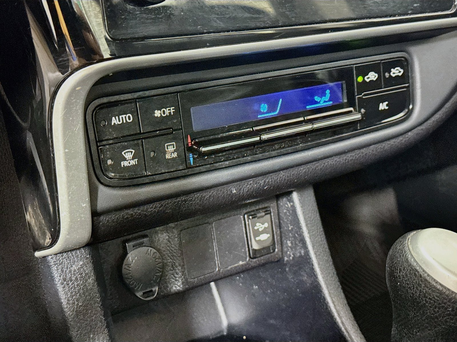Used 2018 Toyota Corolla LE FWD image 11