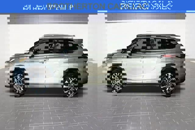 Used 2024 Toyota Highlander Platinum image 2