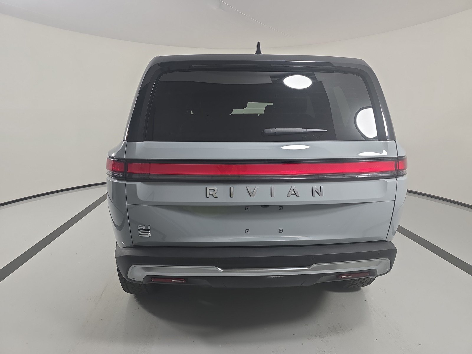 Used 2025 Rivian R1S Adventure AWD/4WD image 4