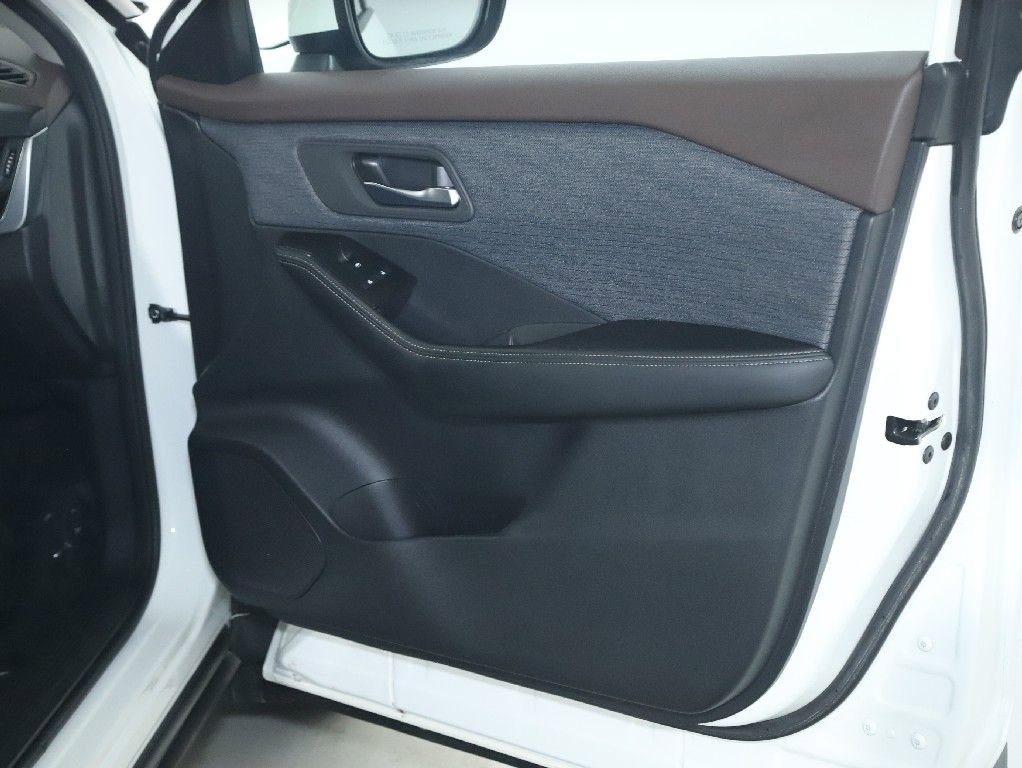 Used 2023 Nissan Rogue SV image 34
