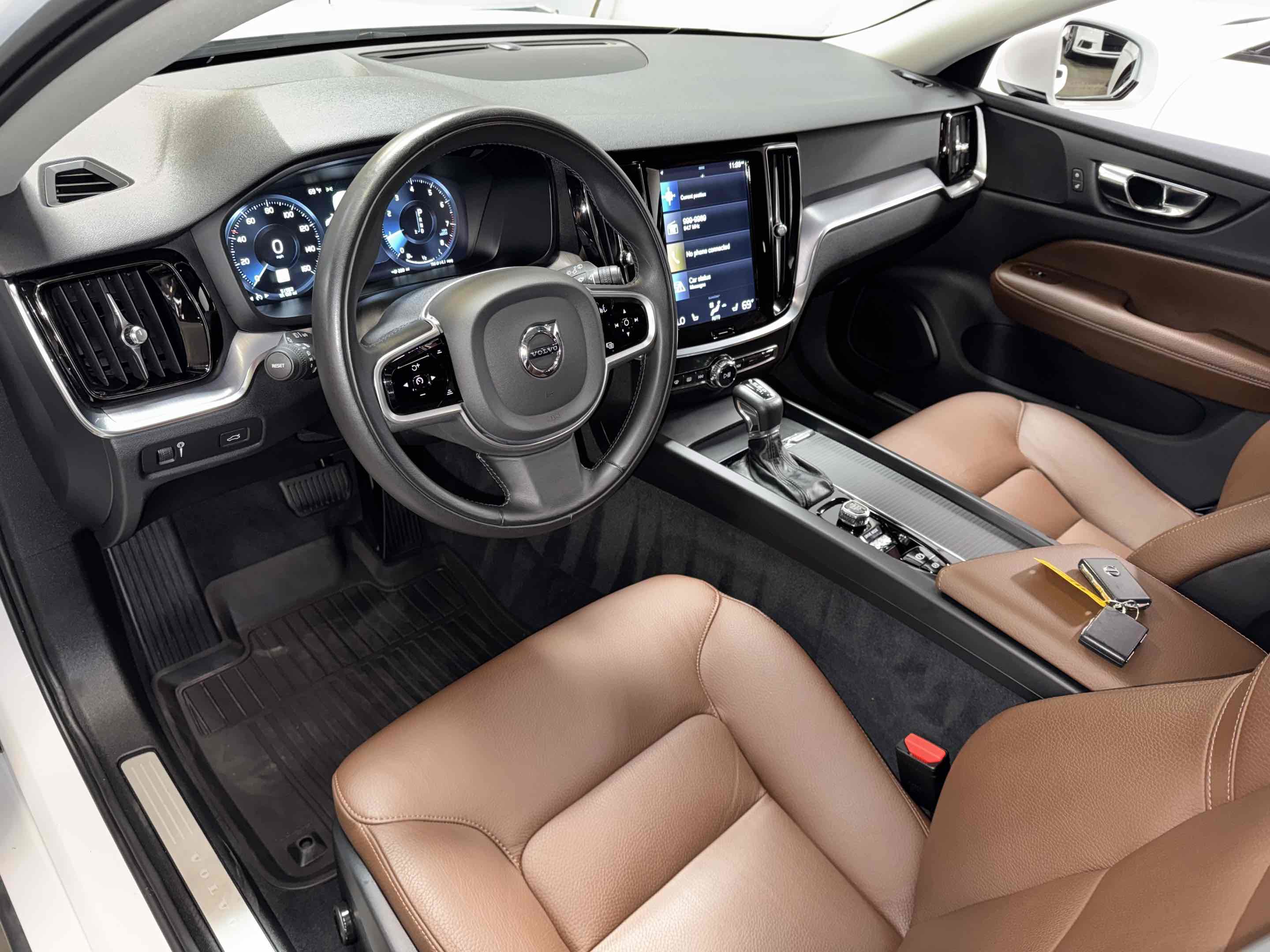 Used 2020 Volvo V60 T5 Momentum w/ Protection Package FWD image 3