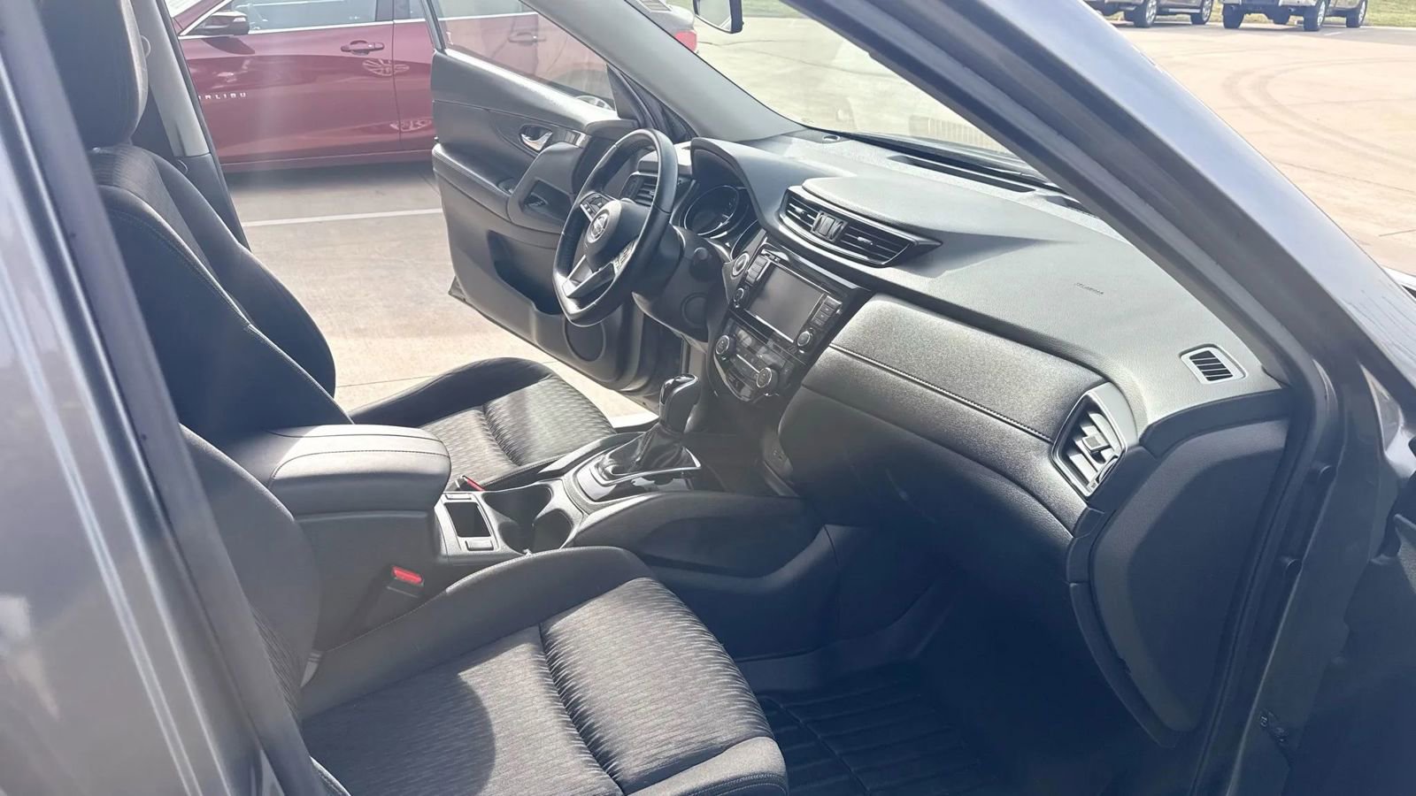 Used 2020 Nissan Rogue SV image 28