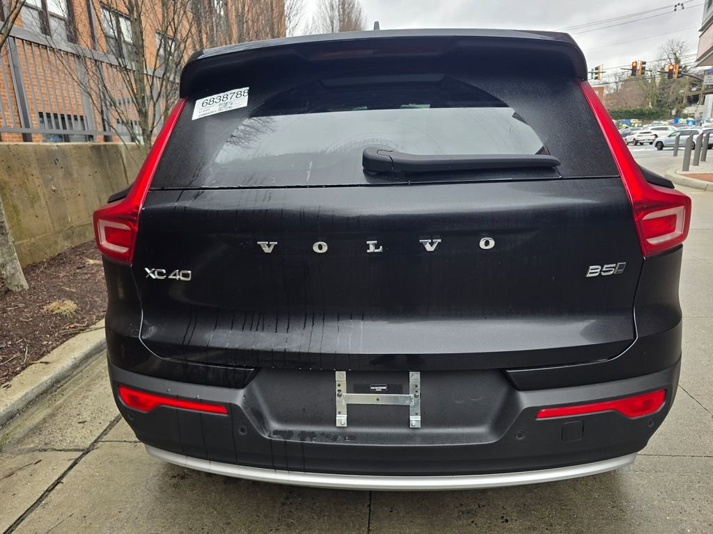 Used 2025 Volvo XC40 B5 Core image 4