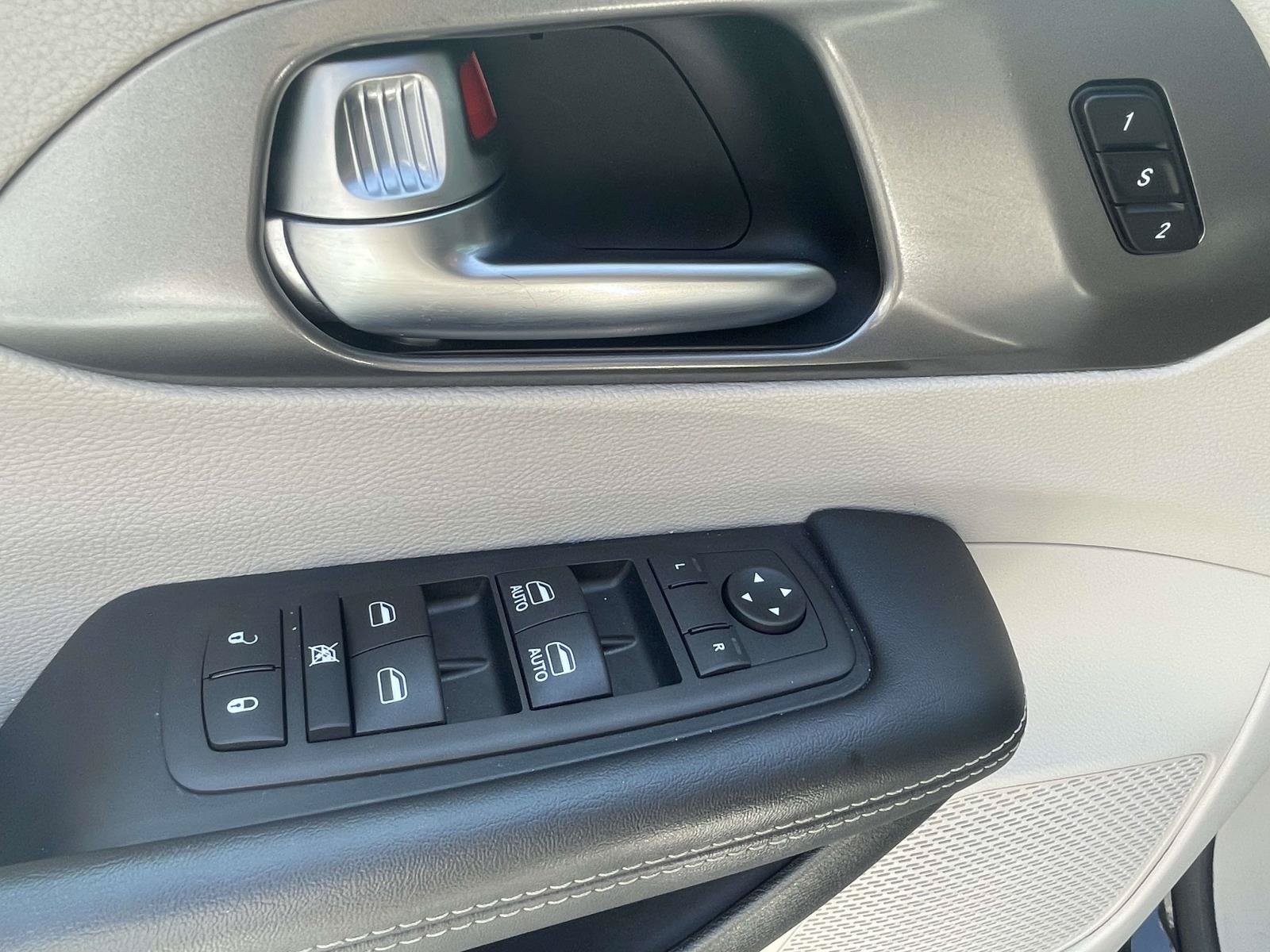 Used 2023 Chrysler Pacifica Touring-L FWD image 15