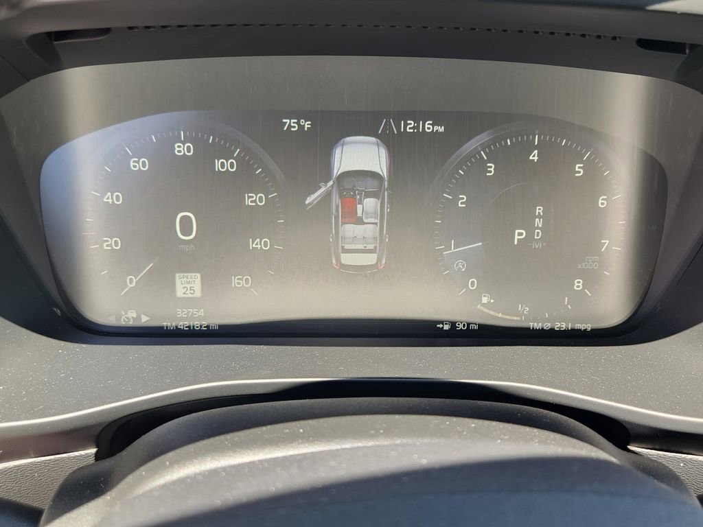 Used 2022 Volvo XC40 T5 R-Design AWD/4WD image 7