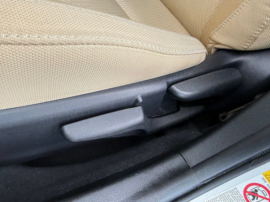 Used 2017 Toyota Corolla LE w/ Carpet Mat Package (TMS) FWD image 22