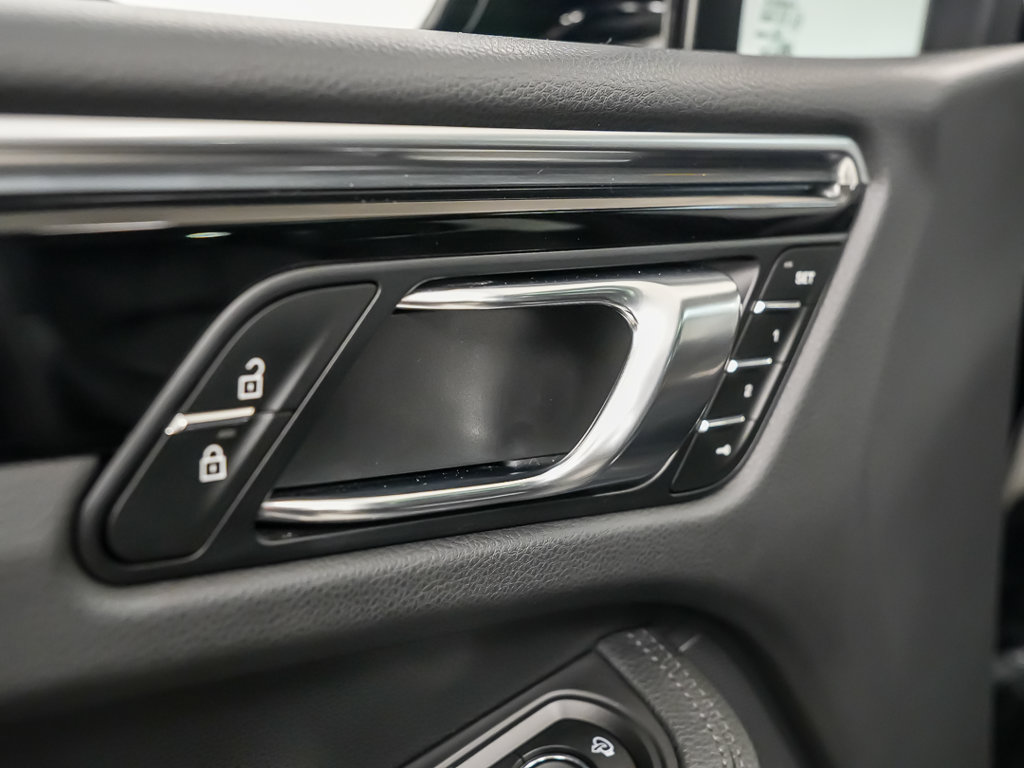 Certified 2024 Porsche Macan AWD/4WD image 20