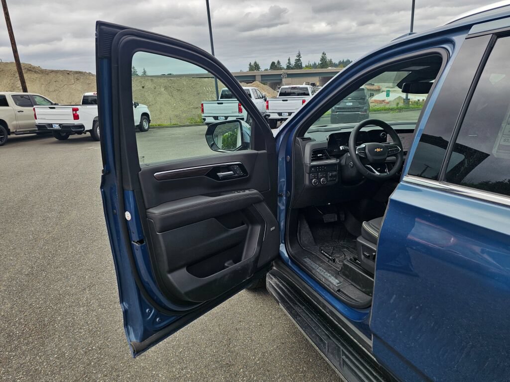 New 2026 Chevrolet Suburban Premier w/ Sun And Tow Package AWD/4WD image 22