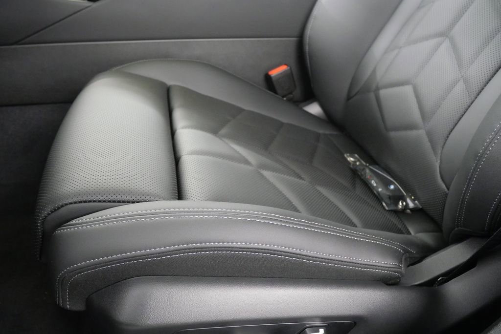 Used 2025 BMW 530i xDrive w/ Premium Package image 11