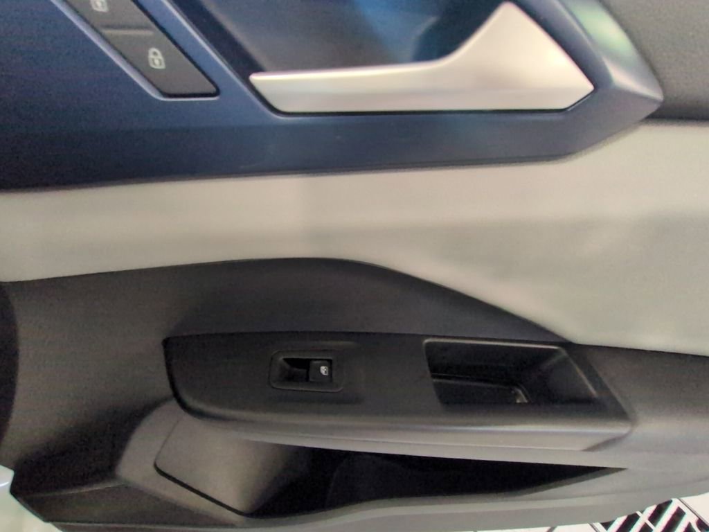Used 2022 Volkswagen Taos SE image 24