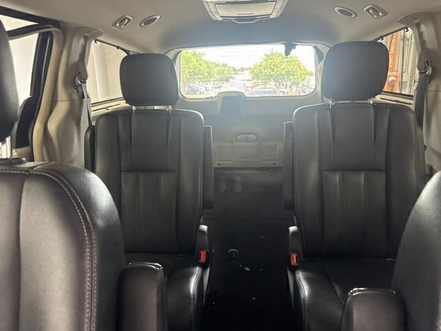 Used 2013 Chrysler Town & Country Touring-L w/ Trailer Tow Group FWD image 15